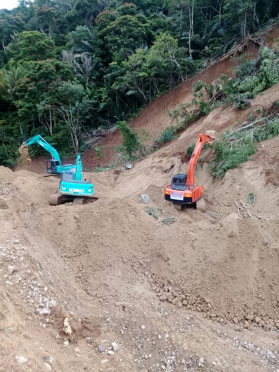 Pembersihan Jalur Akibat Tanah Longsor Bolaang Mongondow Timur